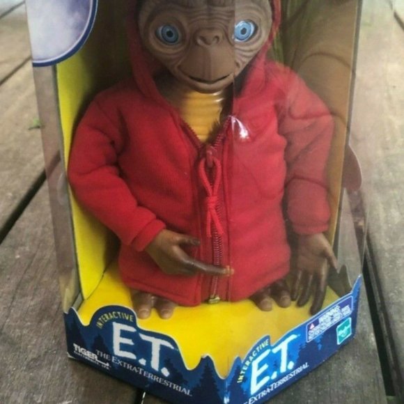 ET INTERACTIVE 9" TALKING E.T. THE EXTRA TERRESTRIAL DOLL TIGER ELECTRONICS. NIB - Picture 2 of 4